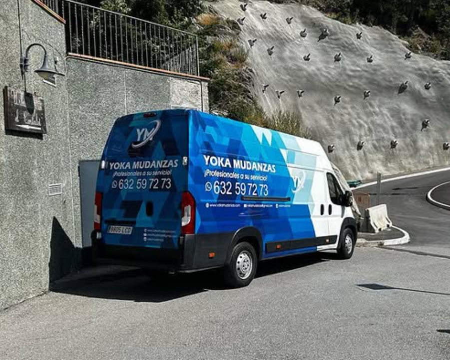 Furgoneta de YOKA durante un servicio de mudanza