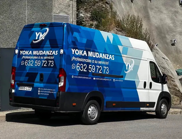 Furgoneta rotulada de YOKA Mudanzas