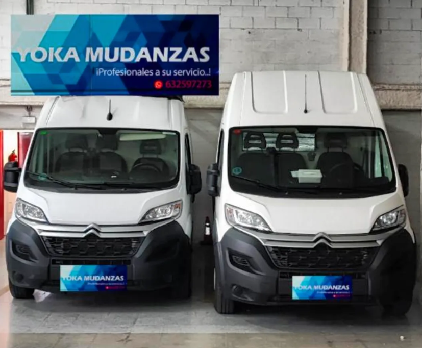 Dos vehículos de la flota de YOKA Mudanzas