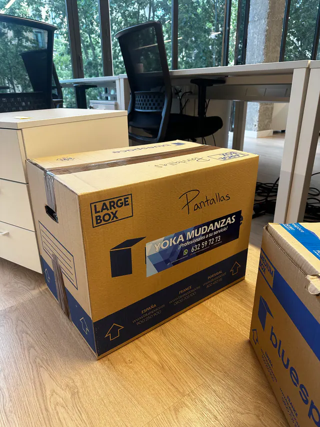 Caja identificada durante el traslado de una oficina