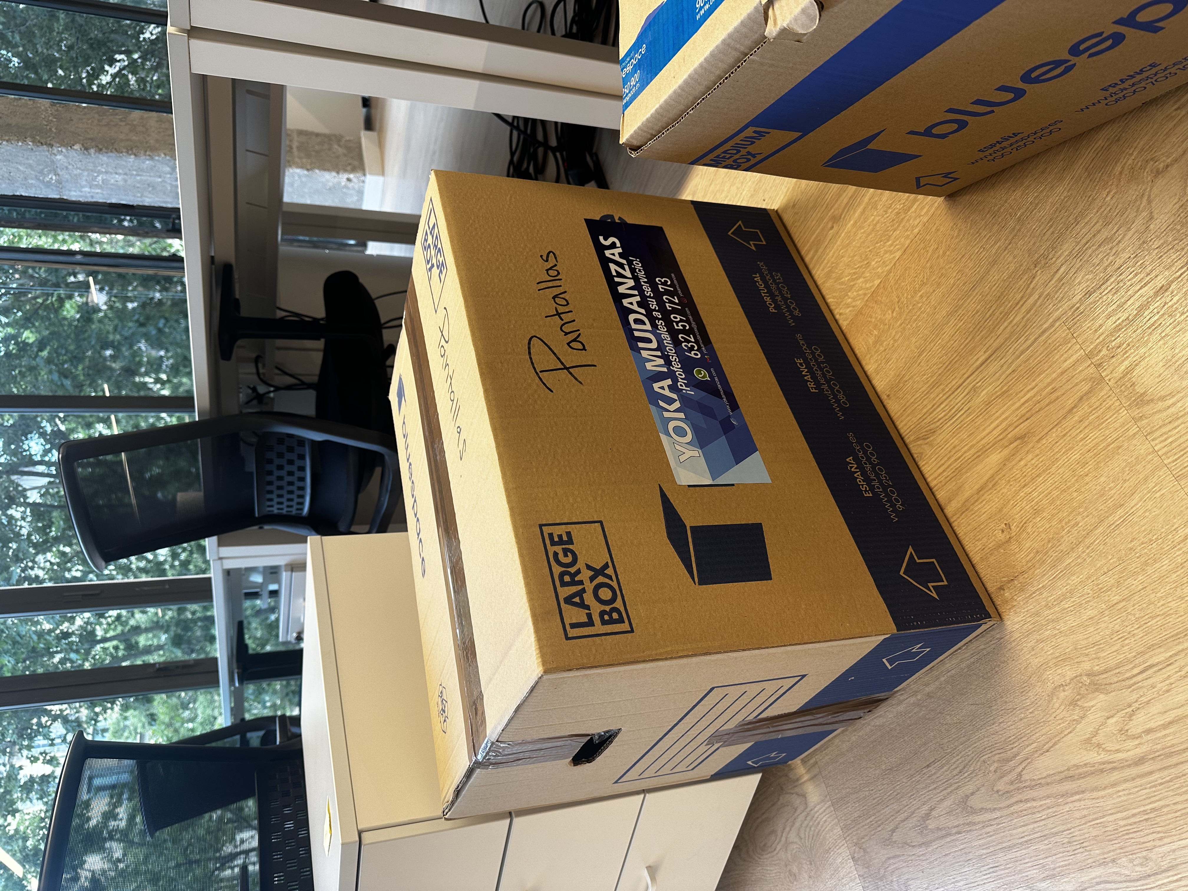 Caja identificada durante el traslado de una oficina