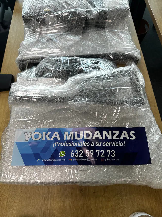 Equipos de oficina protegidos con plástico de burbujas