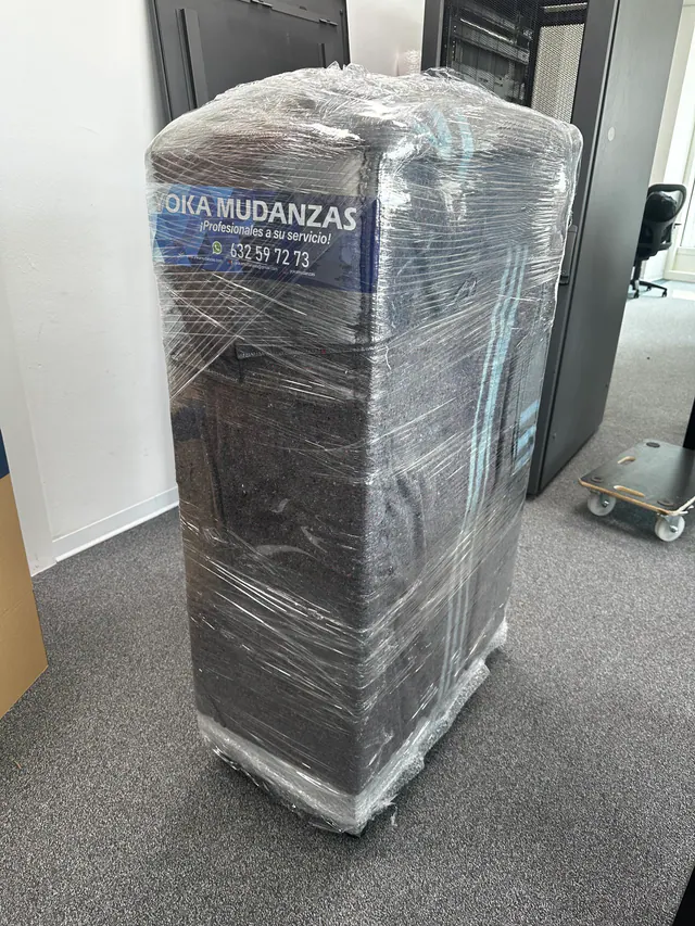 Mueble protegido con mantas y film para un pequeño porte