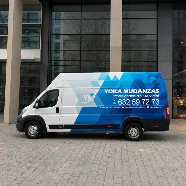 Furgoneta rotulada de YOKA Mudanzas en Barcelona