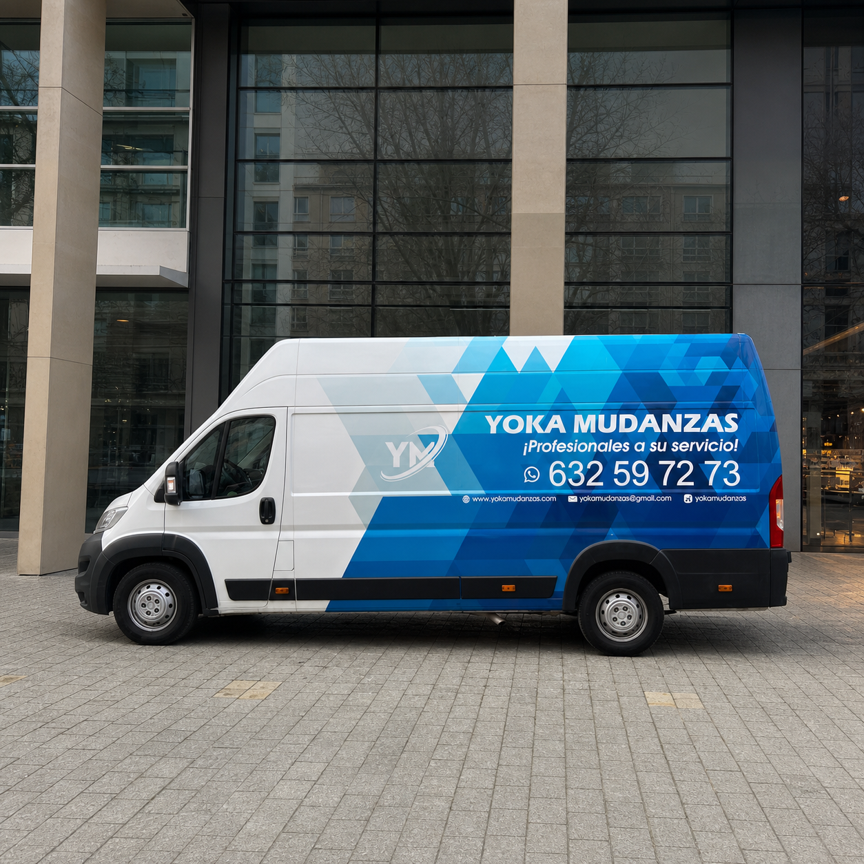 Furgoneta rotulada de YOKA Mudanzas en Barcelona